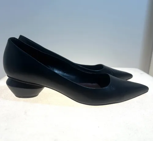 Stilettos negros Marca:MISHKA 2