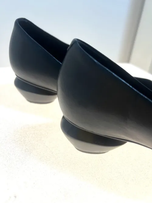 Stilettos negros Marca:MISHKA 3