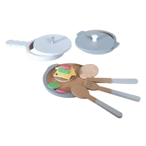 Set plato, olla, sarten y cubiertos de madera. Jug