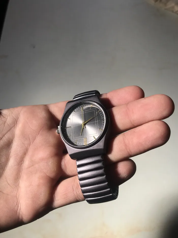 Reloj malla elastica en color negro con dorado 2