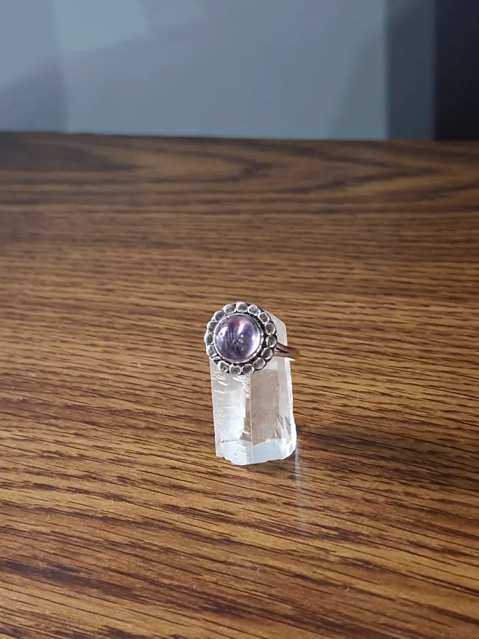 Anillo hindú amatista alpaca con baño de plata