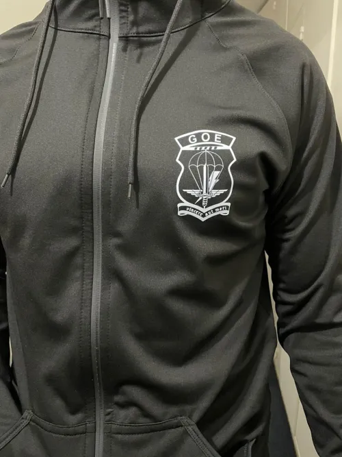 CAMPERA DE LYCRA CON FRIZA NEGRA. 2