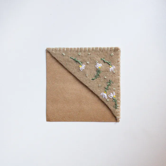 Señalador Bordado A Mano En Fieltro Marrón SE002