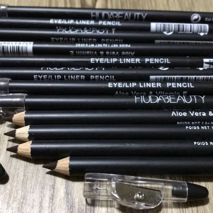 Lápiz delineador negro Huda Beauty  2
