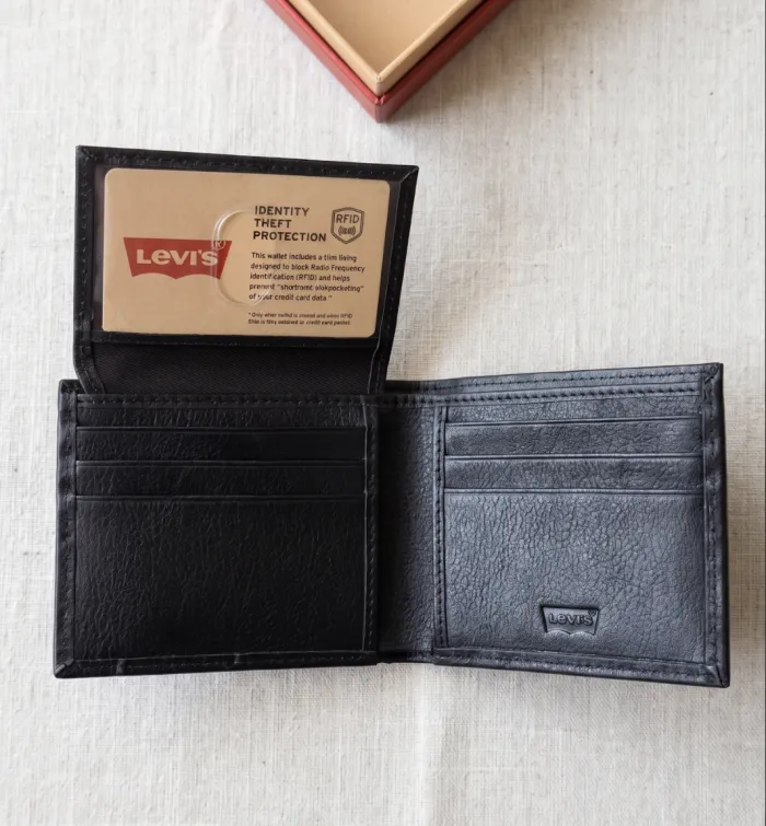Billetera Levi's plegable de cuero negro. 2