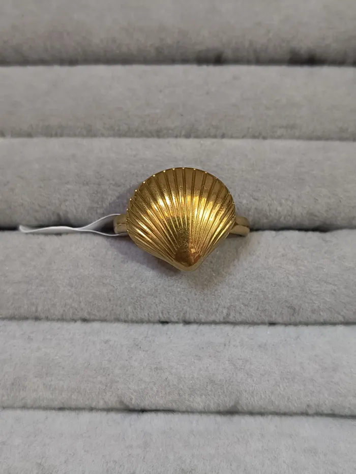 Anillo con diseño de almeja dorada