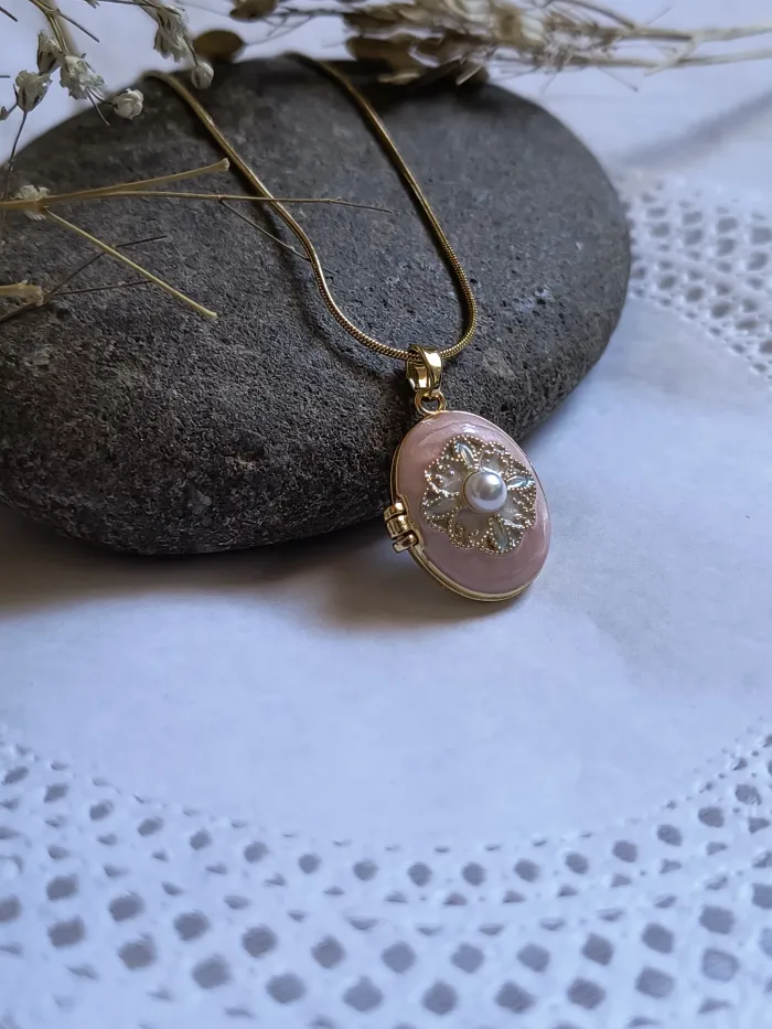 Collar relicario flor