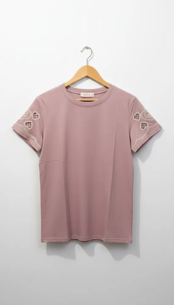 Remera Básica con detalles en mangas plus size