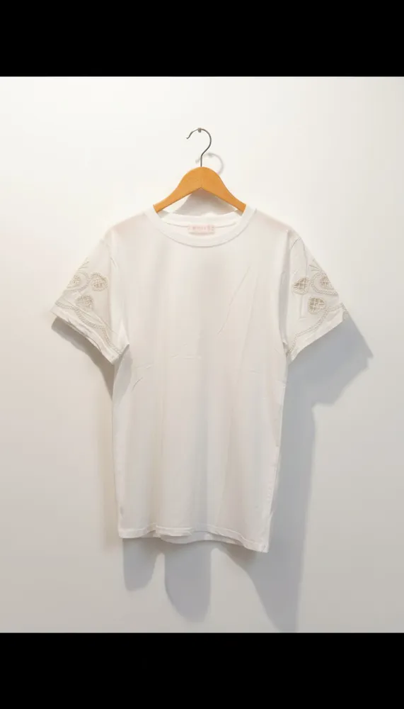 Remera Básica con detalles en mangas plus size