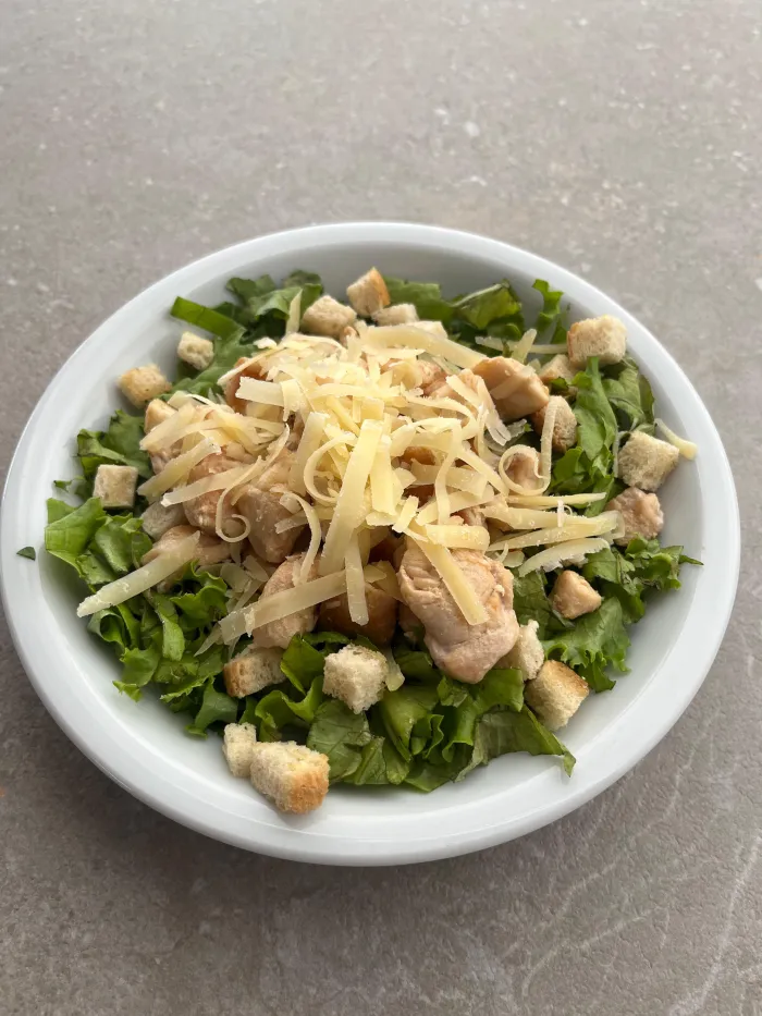 Ensalada Pollo con alioli 