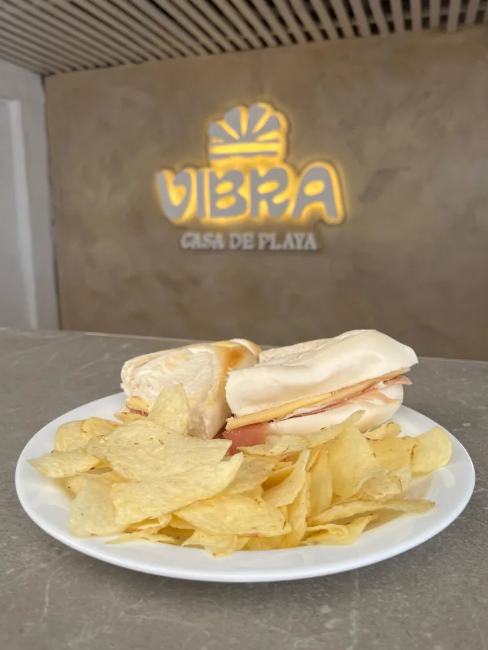 Baguette crudo y queso 