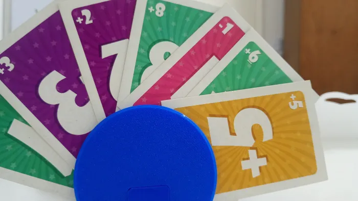 Sujetador de cartas antideslizante.